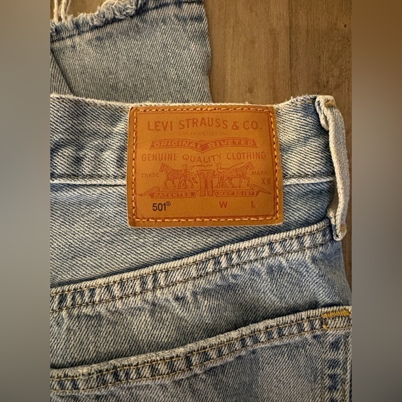 Levi’s Women’s 501 Distressed Jeans - Picture 8 of 9